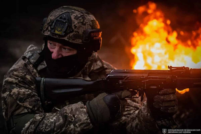 Зеленський підписав важливий закон про допомогу сім'ям загиблих бійців: деталі
