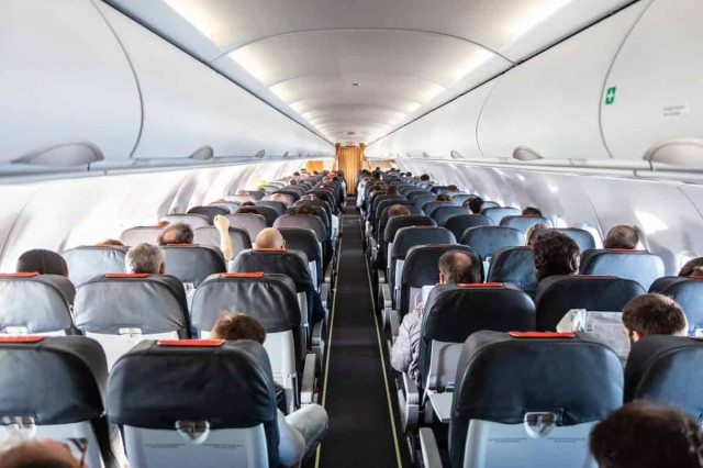 Стюардеса розповіла, де насправді сидять найгірші пасажири – це не перший клас
