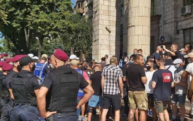 В Киеве произошли стычки на акции телеканала КРТ