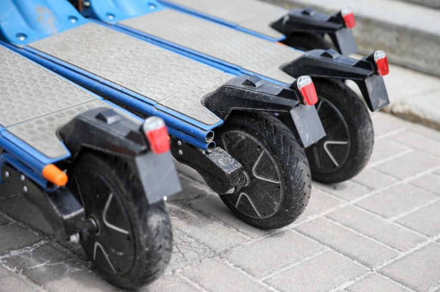 В Україні почали подавати до суду на водіїв самокатів
