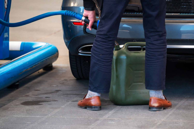 Bloomberg: США столкнутся с дефицитом бензина из-за санкций ЕС к лету
