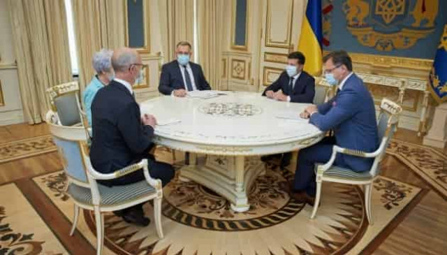 Zelensky receives credentials from ambassadors of five countries