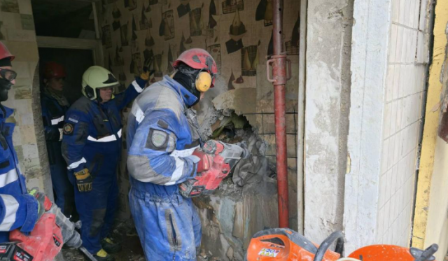 У Києві врятували чоловіка з-під завалів зруйнованого будинку (фото, відео)
